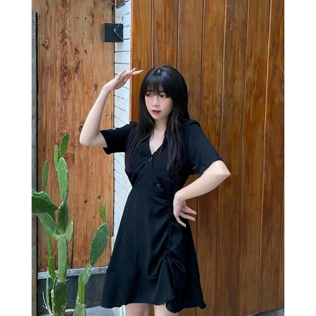 Đầm đen cổ trụ nút xéo phối nhún rút dây