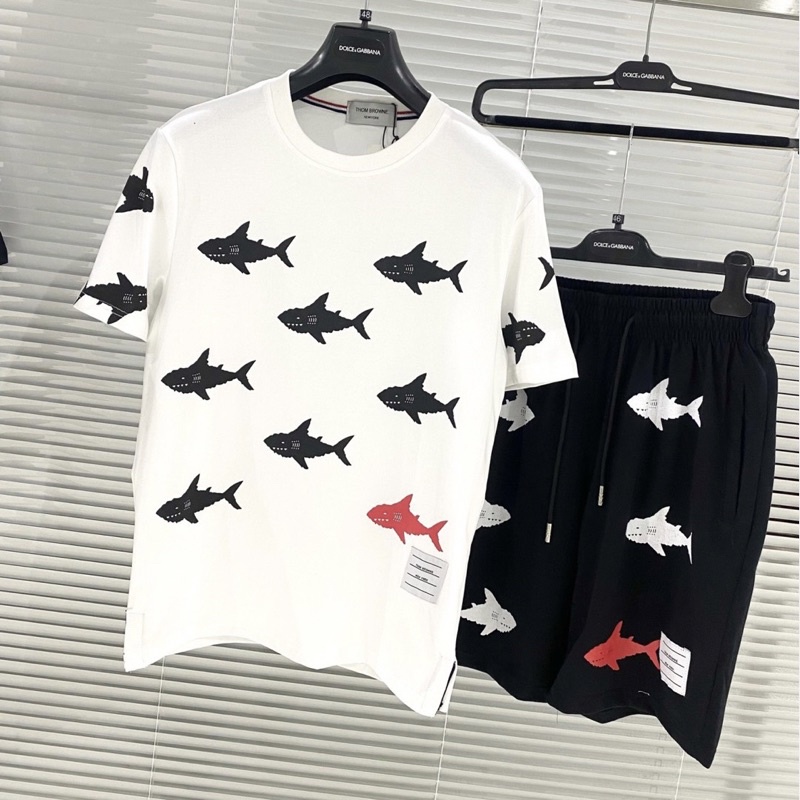 Bộ Cộc Tay Nam Thom Dập Hình Cá Mập Phối Áo Xẻ Tà