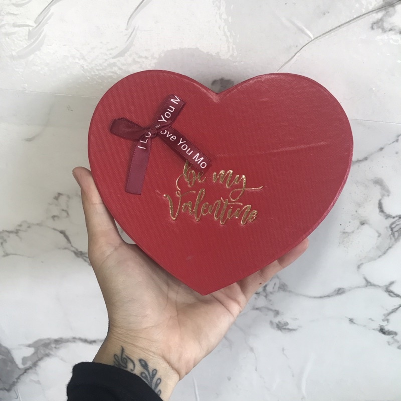 Hộp quà hình trái tim đựng socola chocolate giấy cứng.