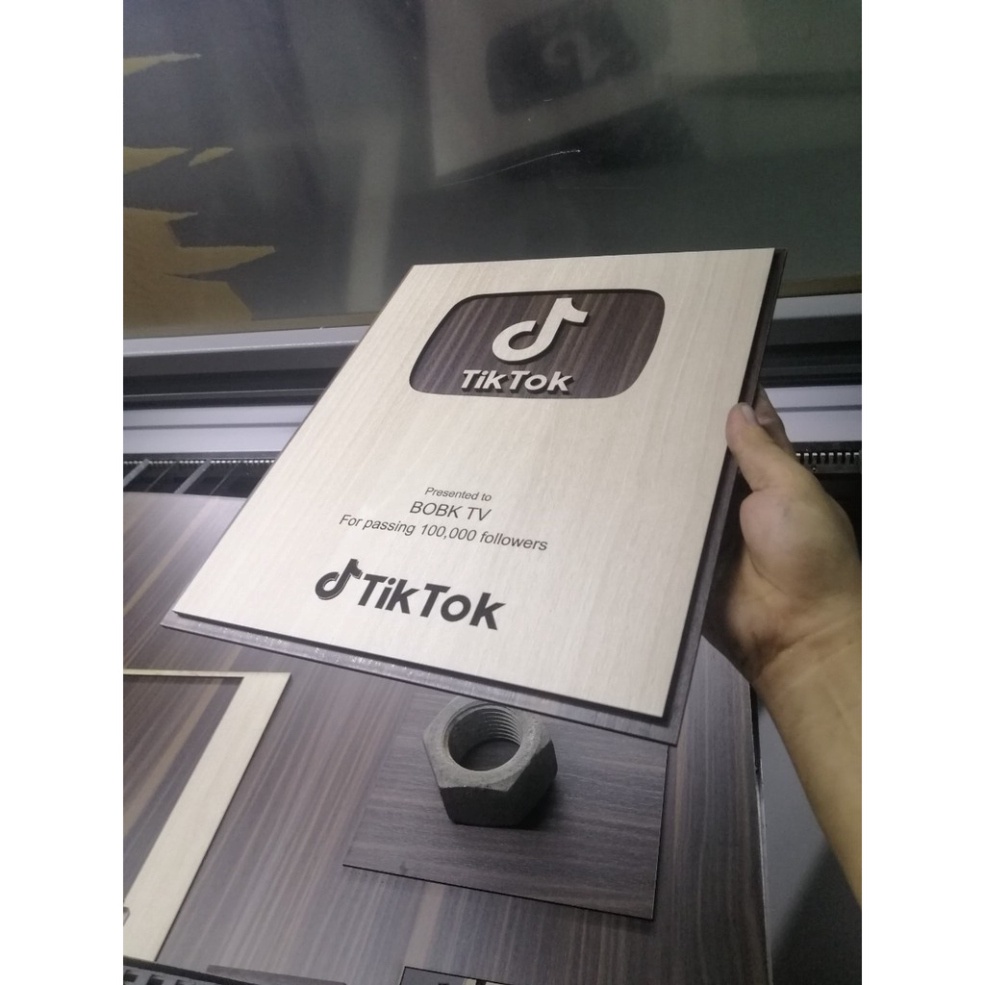 Nút bạc TikTok làm bằng gỗ , in khắc tên theo yêu cầu , dành cho những ai đạt 100.000 người theo dõi. livestream