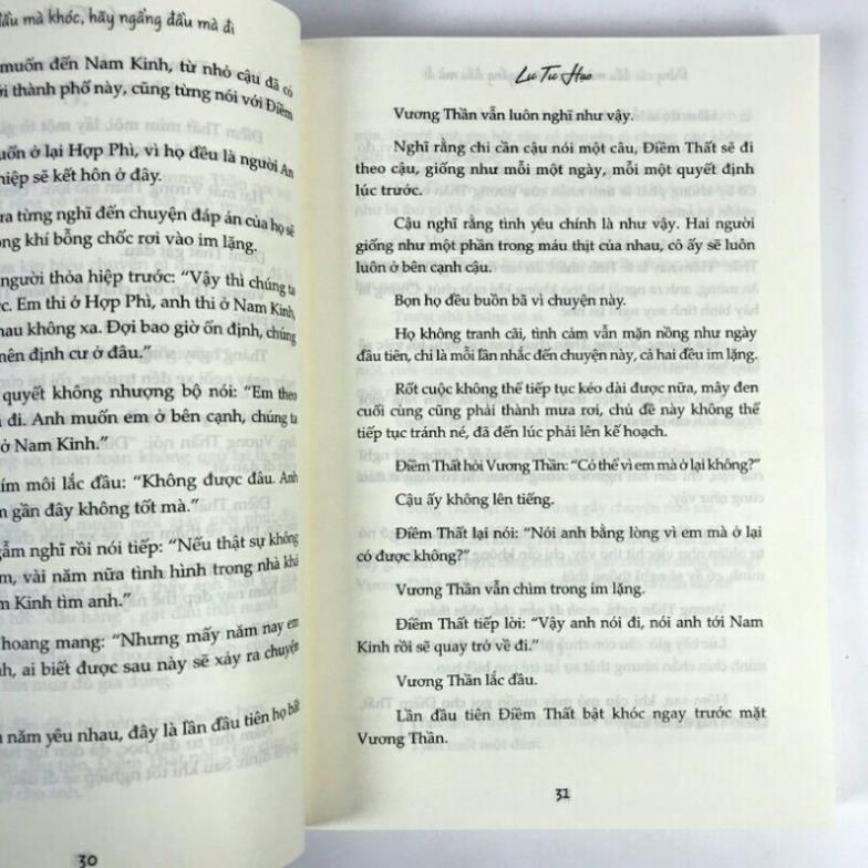 Sách Đừng Cúi Đầu Mà Khóc, Hãy Ngẩng Đầu Mà Đi - Lư Tư Hạo - AZVietNam