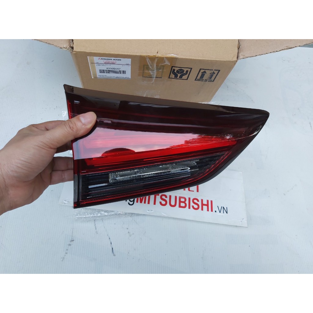 Đèn hậu miếng trong trên cốp xe Mitsubishi Xpander
