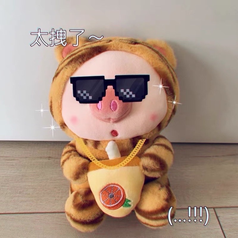 Gấu bông, thú bông heo ôm bình trà sữa mặc quần áo đáng yêu