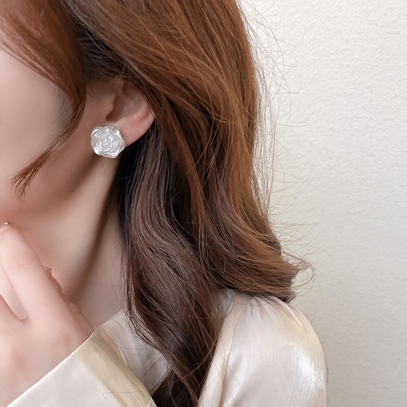 Khuyên Tai Dạng Kẹp Hình Hoa Hồng Trắng Đính Ngọc Trai Cao Cấp Cổ Điển Thanh Lịch Cho Nữ