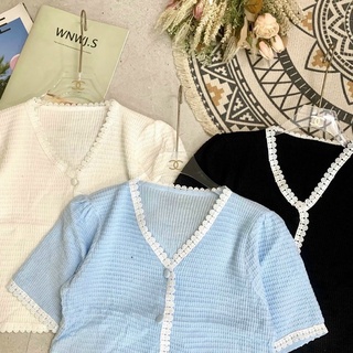 Áo croptop gân cổ tim phối ren