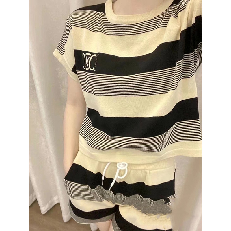 Bộ áo thun cổ tròn + quần short họa tiết kẻ sọc màu sắc tương phản IELGY thời trang cho nữ