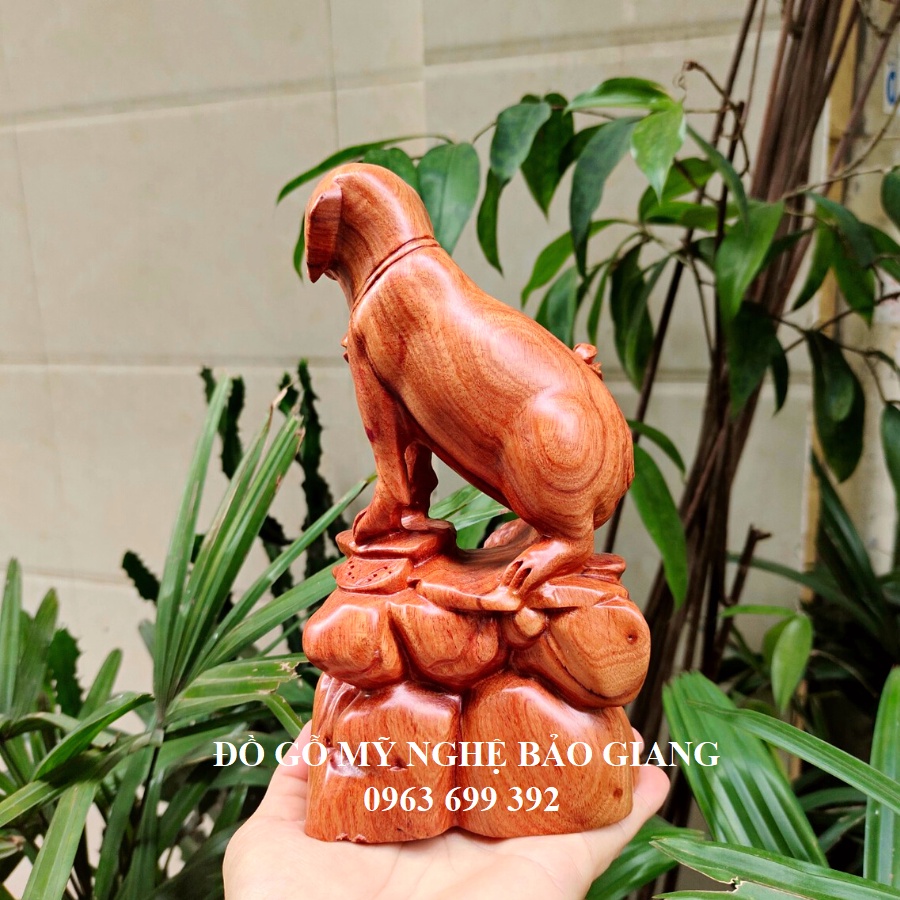 Tượng con chó gỗ hương cao 20 cm