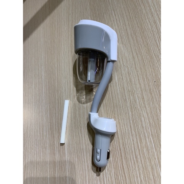 Máy tạo ẩm phun sương kèm tẩu sạc usb Remax trên oto xe hơi nhỏ gọn