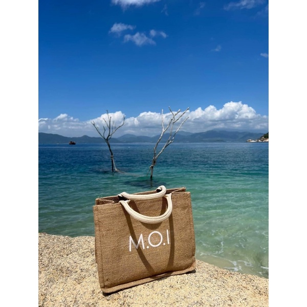 Túi cói M.O.I by Hồ Ngọc Hà
