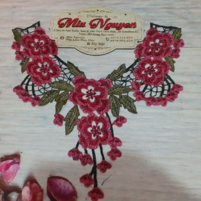 Hoa ren đáp cổ áo thêu chỉ