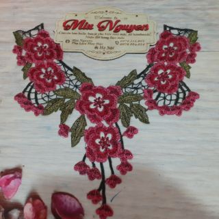 Hoa ren đáp cổ áo thêu chỉ