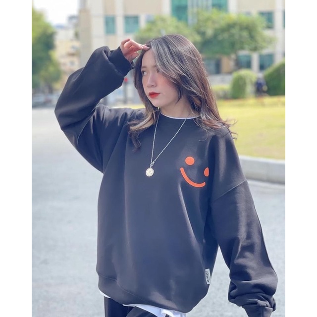 Áo nỉ cổ tròn logo mắt miệng cười đỏ TTA