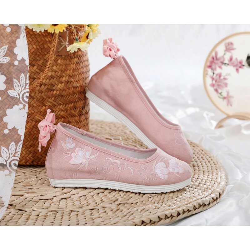 Giày cổ trang nữ xinh xắn