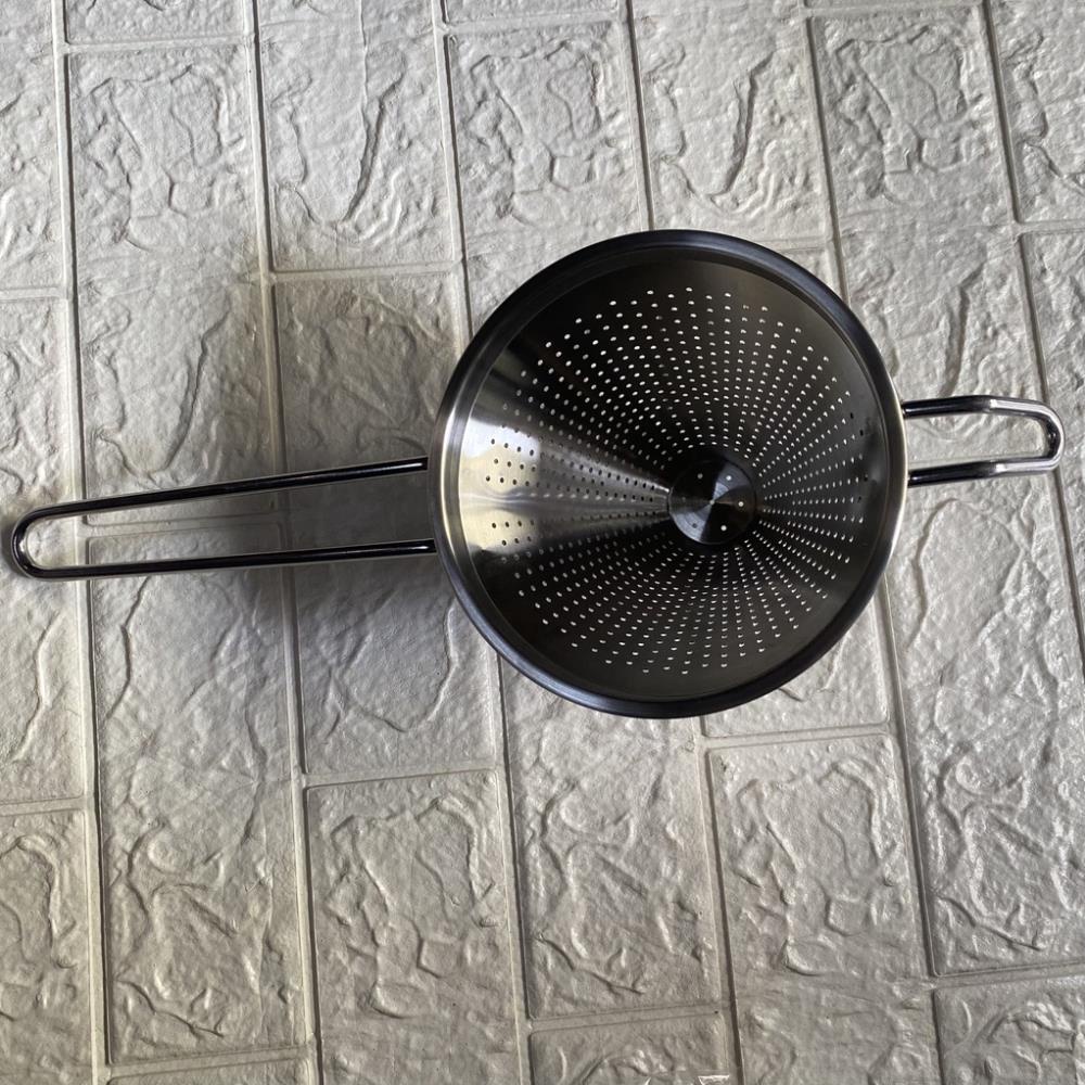 Phễu lọc Inox có tay cầm và móc. Quặng inox nhiều size. Tiện ích nhà bếp