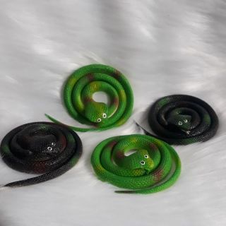 Rắn giả bằng cao su dài 70cm.