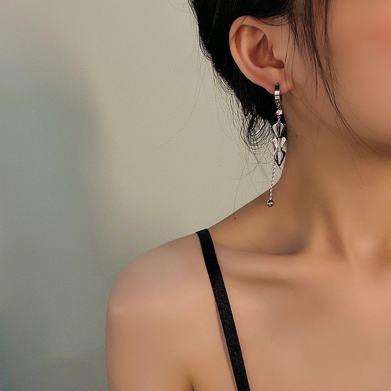 Khuyên tai thép titan phối tua rua dài thời trang