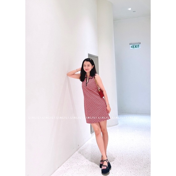 Đầm cổ chữ v form ngắn, chất kate thun, thích hợp đi dạo phố