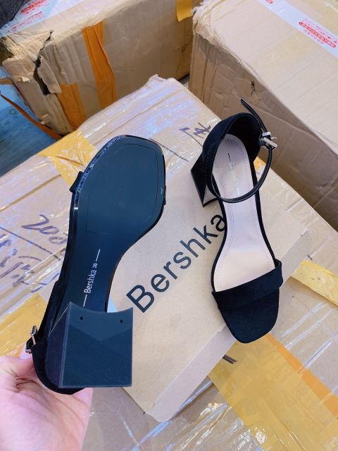 Sandal cao gót Bershka đình đám (chat trước check size ạ)