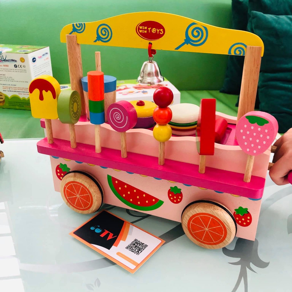 Đồ chơi quầy bán hàng Việt Nam | Bộ gian hàng cho bé Winwintoys | Quầy bán kẹo kem trà sữa dưa hấu dây tây bằng gỗ