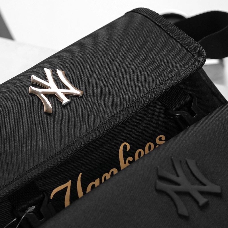 TÚI ĐEO CHÉO MLB   YANKEE   MEN BLACK/GOLD LOGO KIM LOẠI CAO CẤP