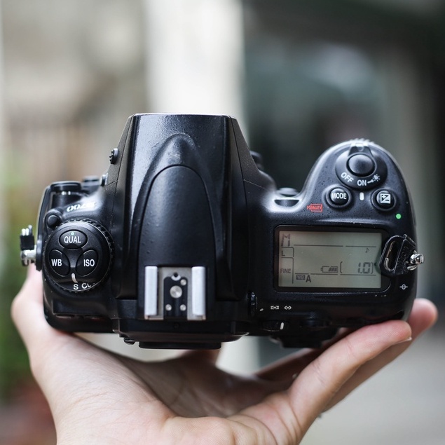 Máy ảnh Fullframe chuyên nghiệp Nikon D700 kèm ống kính