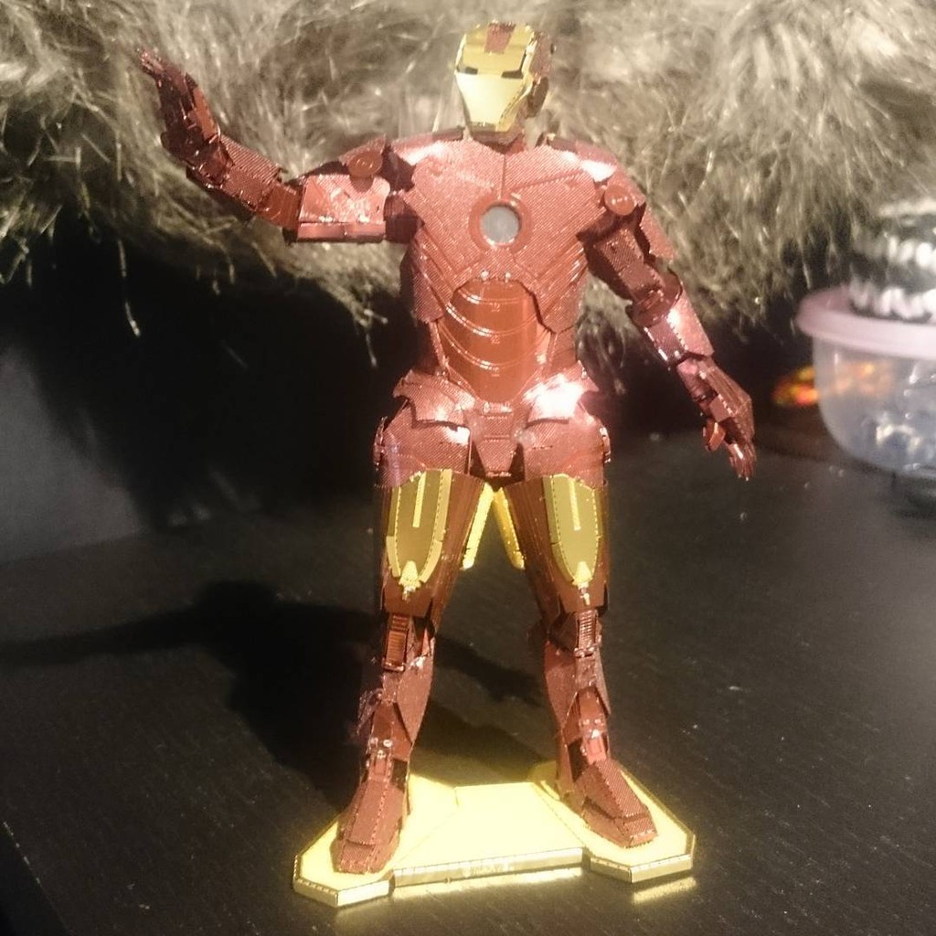 Mô hình kim loại lắp ghép lắp ráp trang trí 3D - iron man đỏ(Tặng dụng cụ lắp ghép khi mua 2 bộ bất kỳ)