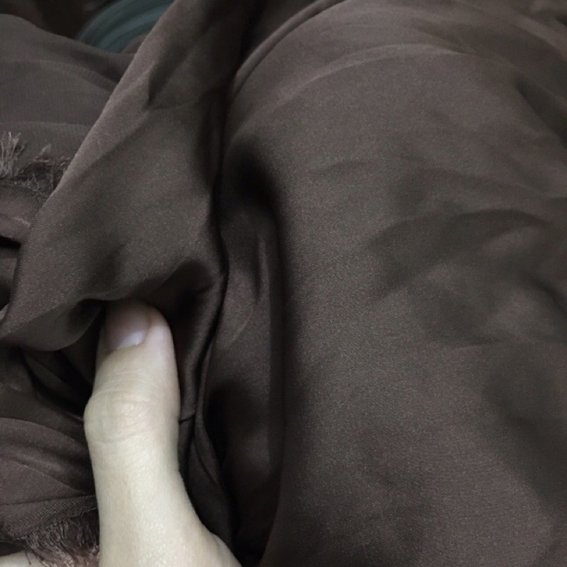 Vải lụa bóng mềm nhẹ màu nâu khổ 1,5m bán từ 1m