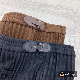 chân váy xếp li cạp đai da