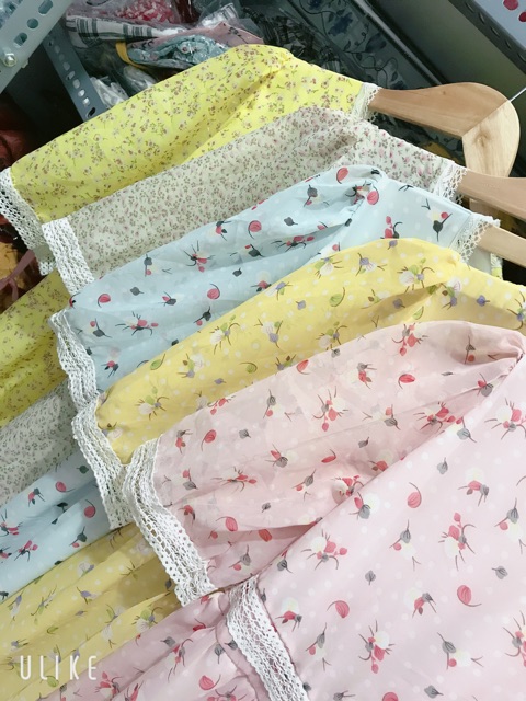 Đầm hoa nhí pha ren tay phồng đuôi cá