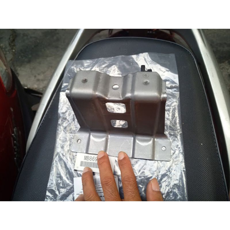 Hộp nhựa tỳ tay xe Mitsubishi Pajero V43