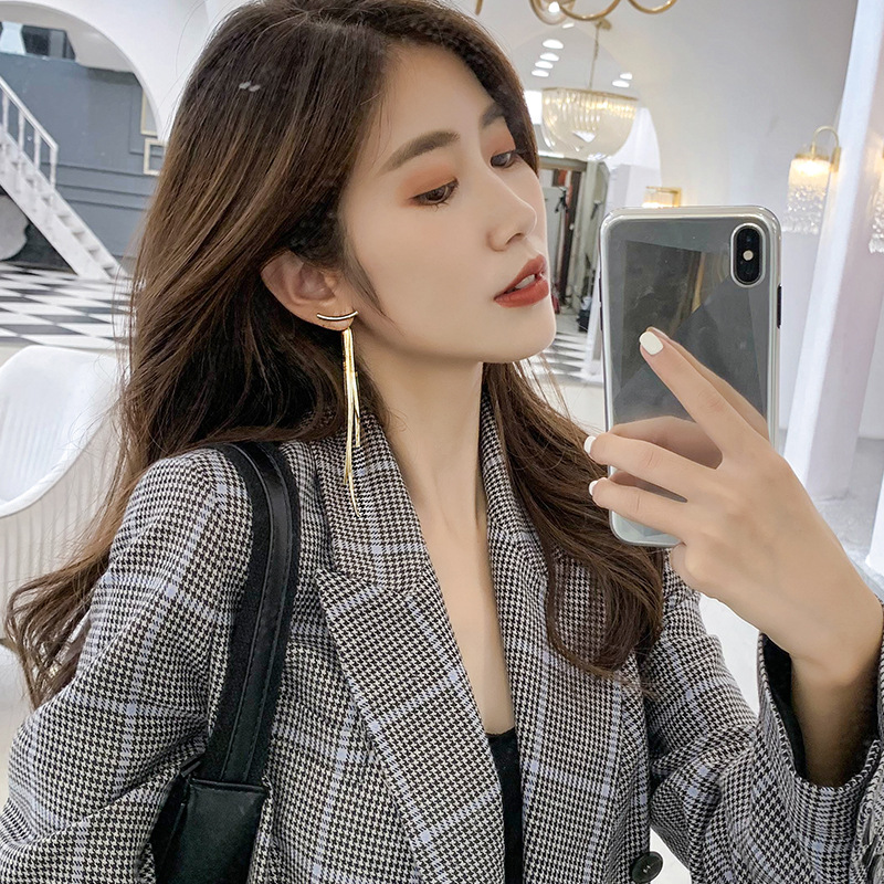 Hoa tai dáng dài phối tua rua thời trang phong cách Hàn Quốc