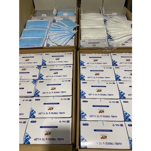 Khẩu trang y tế , 4 lớp , giấy kháng khuẩn , màu xám , trắng và xanh .