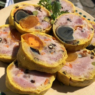 Chả lụa hoa bách thảo trứng muối