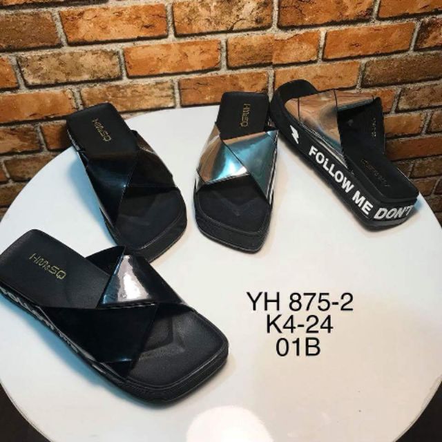 Dép lê viền chữ