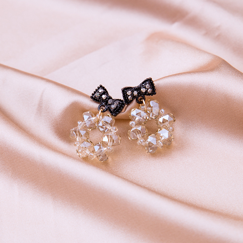 Khuyên Tai Nữ Trang Dáng Tròn Tạo Hình Độc Đáo Sang Trọng