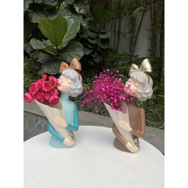 BÌNH HOA CÔ GÁI/ Tượng cô gái ôm hoa