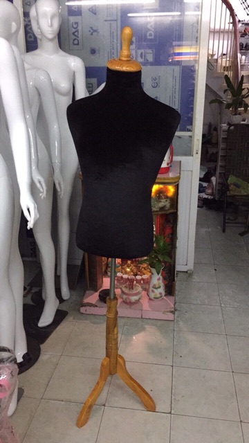 Manocanh nam chân gỗ