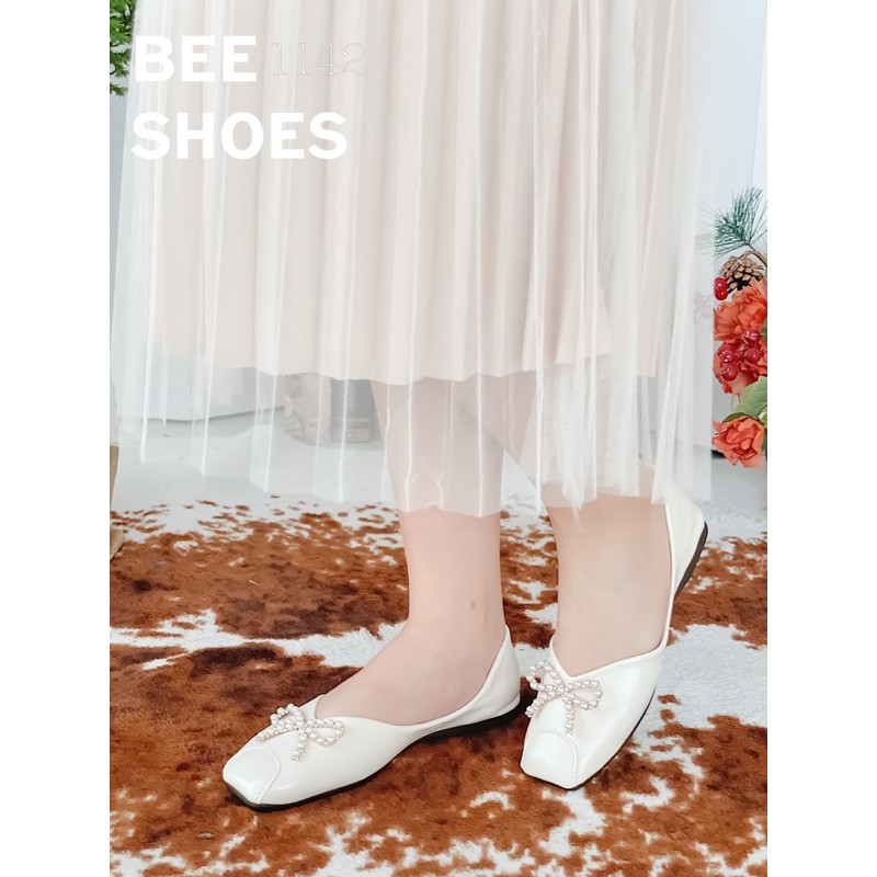 BEESHOES - GIÀY BÚP BÊ NỮ MŨI VUÔNG NƠ NGỌC - GIÀY BÚP BÊ NỮ MŨI VUÔNG ĐẾ BỆT SẴN MÀU ĐEN - KEM - HỒNG ĐẤT 201142