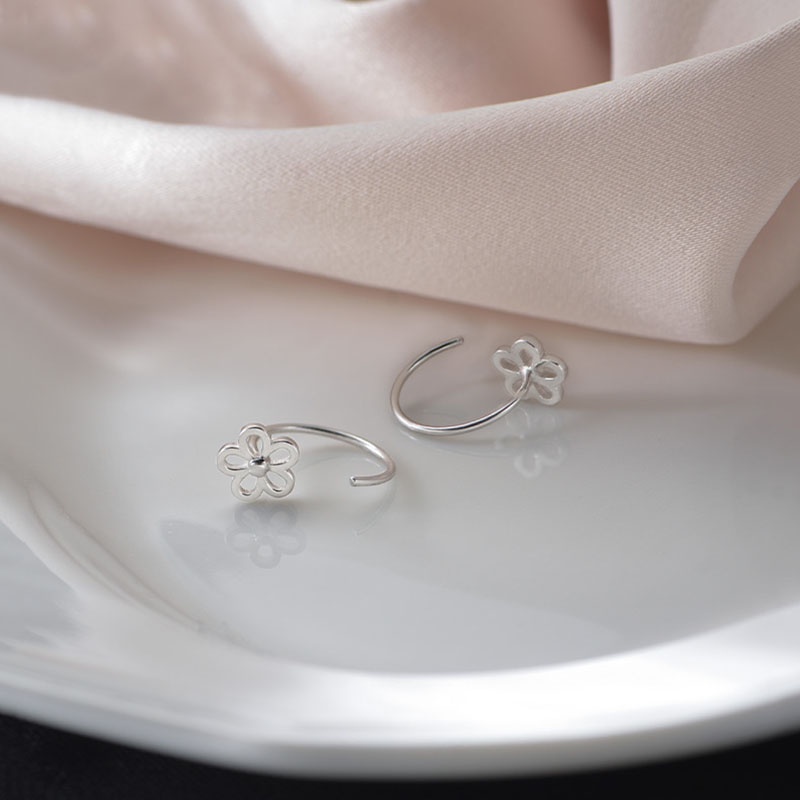 Đôi Bông Tai Mạ Bạc Hình Bông Hoa Dễ Thương Dành Cho Nữ