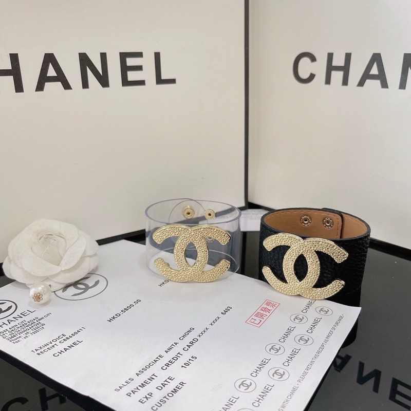 Vòng tay bản to cá tính