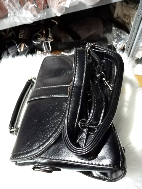 Túi công sở đen đeo chéo.