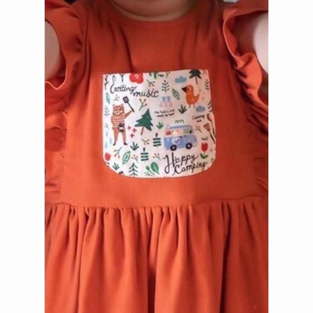 Váy đầm linen cam babydoll tay bèo túi ngực họa tiết Lamm dành cho bé gái