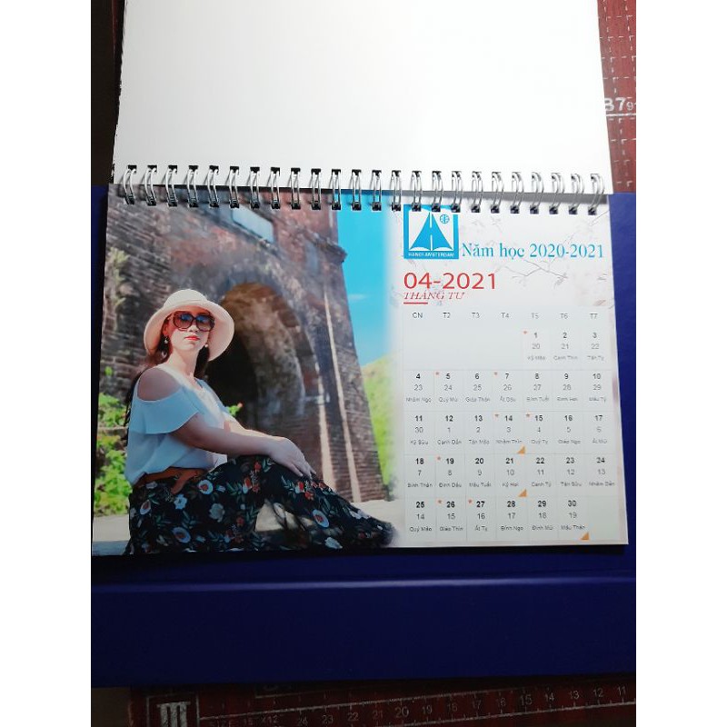 Xả hàng: Đế lịch để bàn