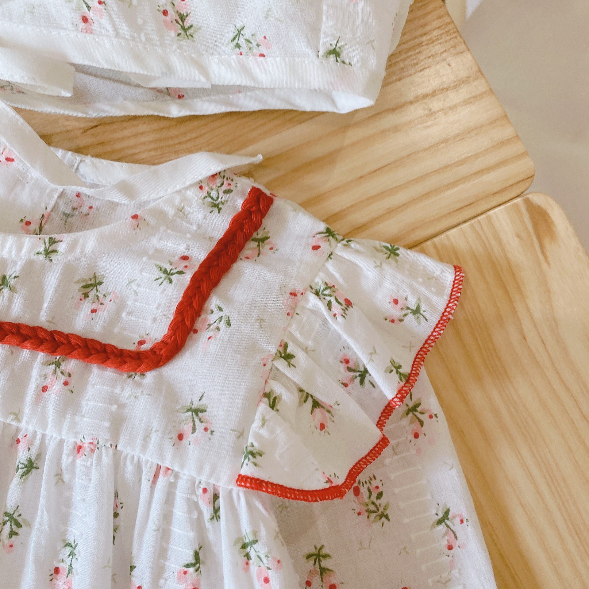 Bộ 2 Áo Liền Quần Tay Dài In Hoa + Nón Vải Cotton Cho Bé Gái Sơ Sinh
