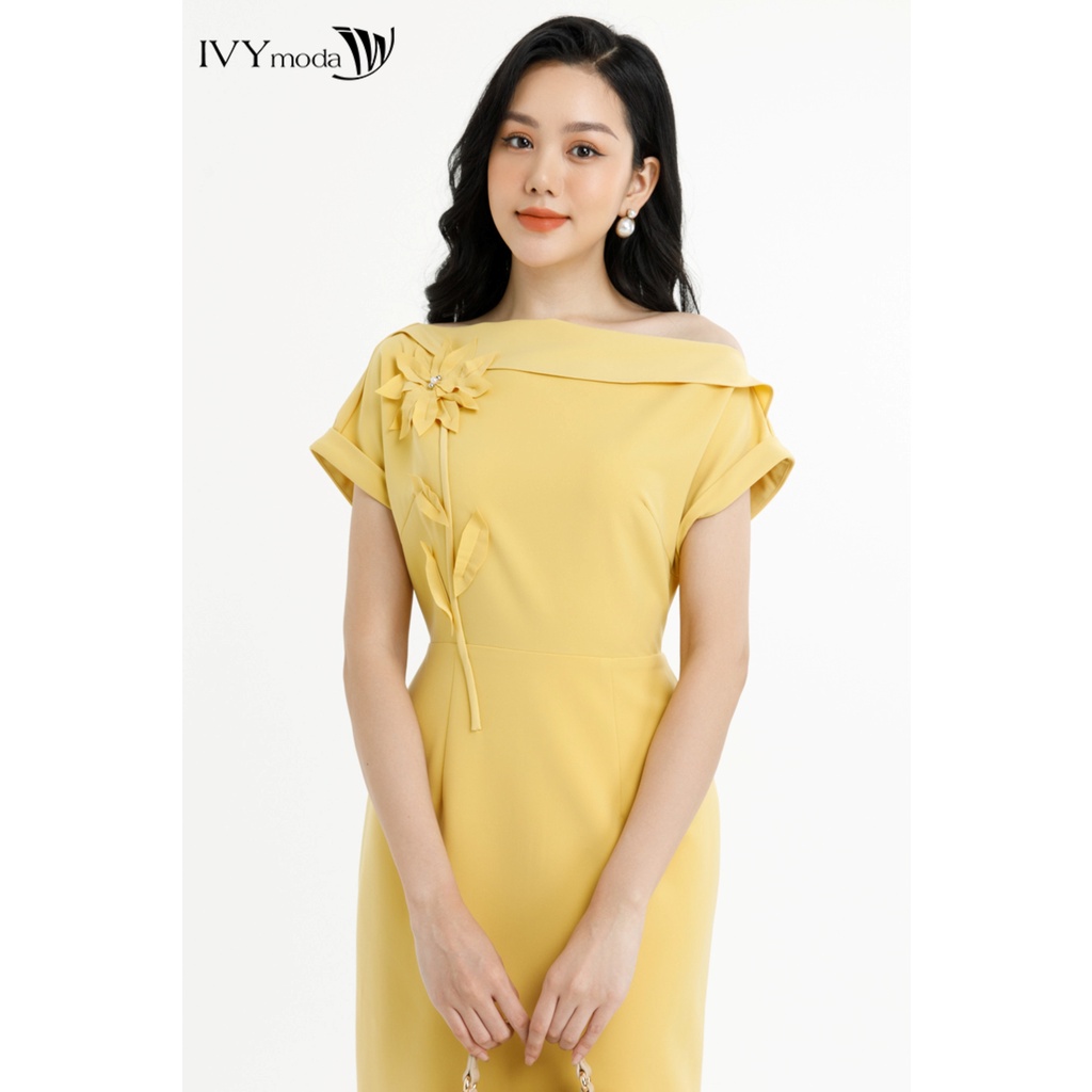 Đầm ôm lệch vai đính hoa nổi nữ IVY moda MS 48M7474