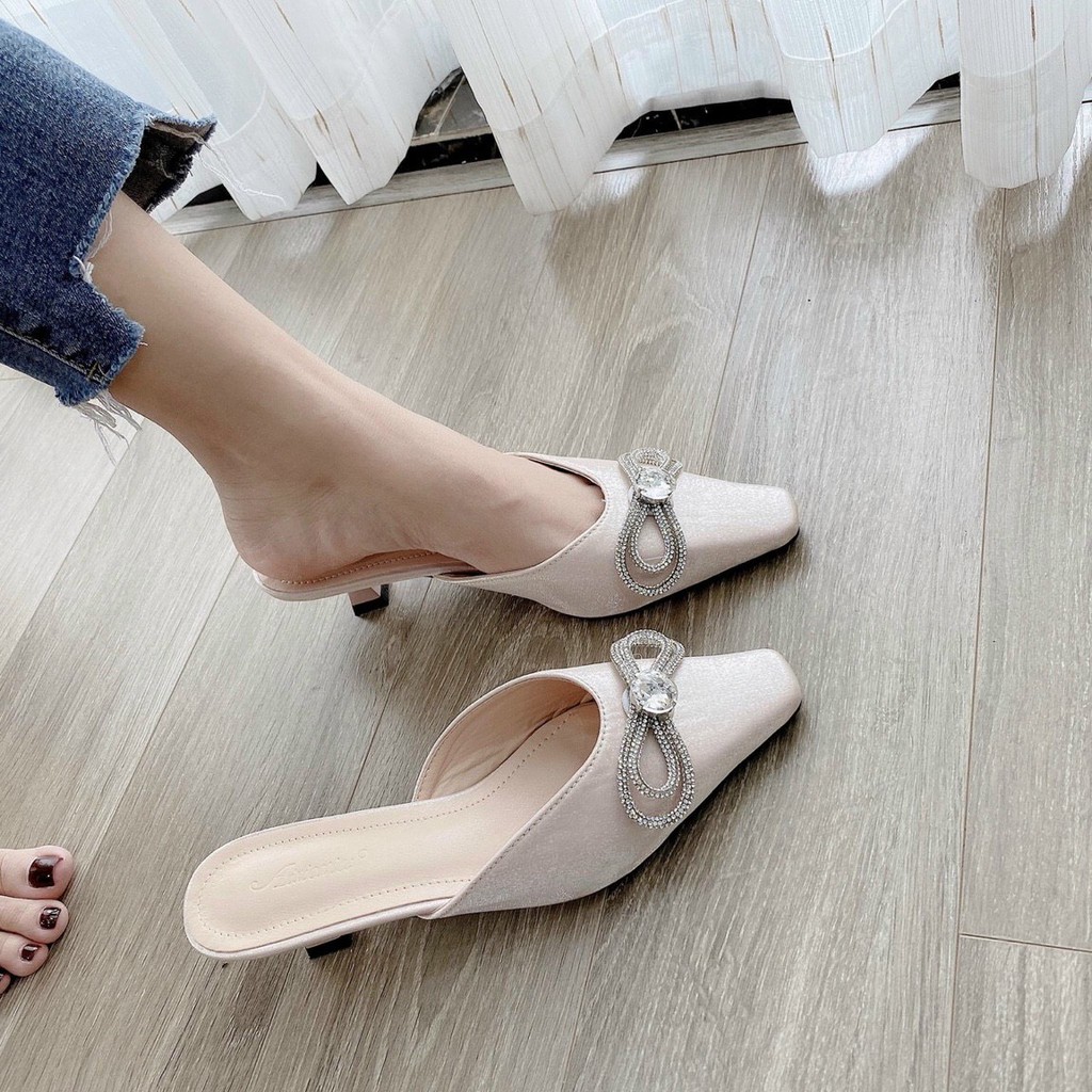 Dép guốc thời trang phối nơ nạm đá lên chân điệu đà