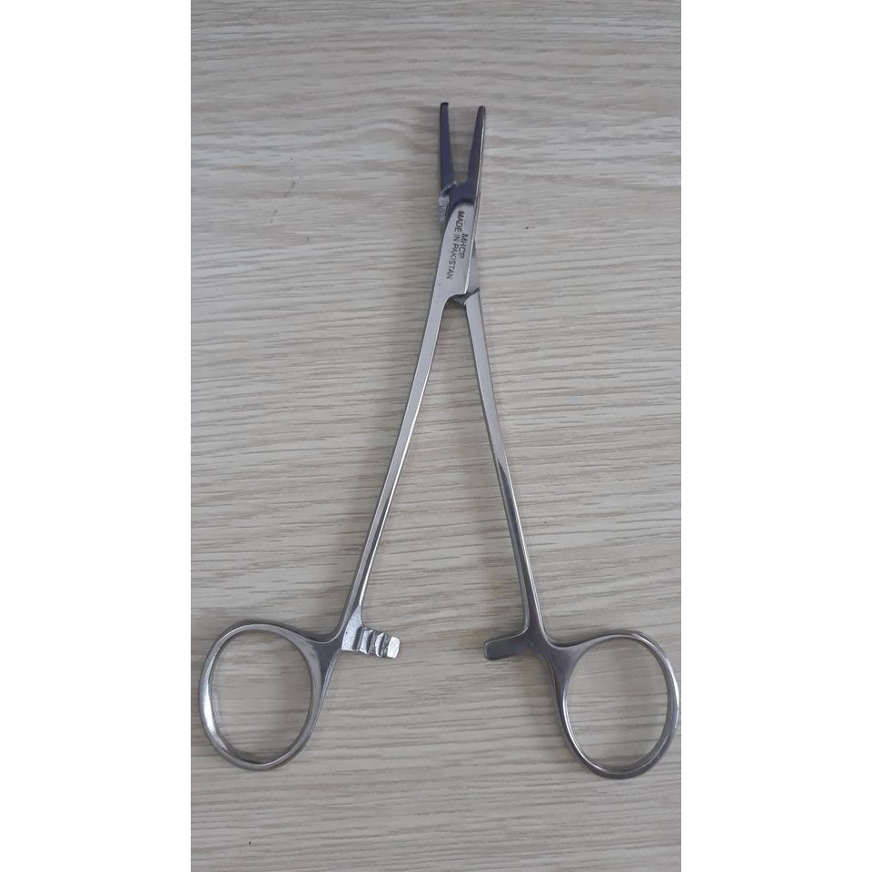 Pank , kéo , nỉa, kim mang kìm..... dụng cụ y tế cho gia đình