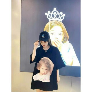 Áo thun tay lỡ ALDV với hình in chữ ALDV và họa tiết bé, phong cách dễ thương và đáng yêu