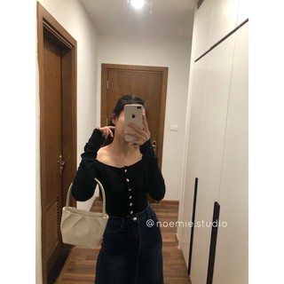Áo croptop trễ vai khuy giữa len