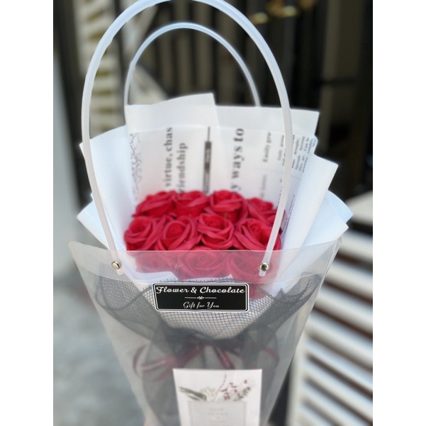 Bó hoa 11 đỏ mix báo chữ giấy trắng kèm túi thiệp